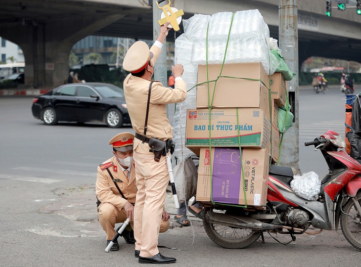 Tài xế công nghệ chỉ quan tâm chở khách và giao hàng, hoàn toàn ngó lơ luật lệ- Ảnh 7. Tài xế công nghệ chỉ quan tâm chở khách và giao hàng, hoàn toàn ngó lơ luật lệ- Ảnh 7.