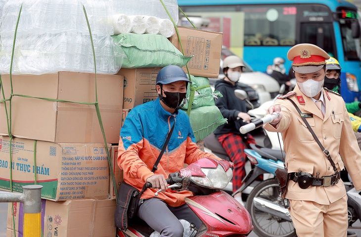 Tài xế công nghệ chỉ quan tâm chở khách và giao hàng, hoàn toàn ngó lơ luật lệ- Ảnh 6. Tài xế công nghệ chỉ quan tâm chở khách và giao hàng, hoàn toàn ngó lơ luật lệ- Ảnh 6.