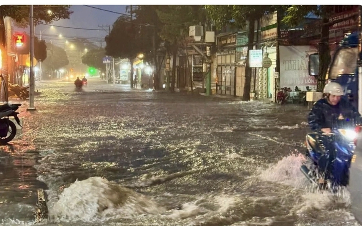Thành phố Hồ Chí Minh ngập lụt vì xuất hiện cơn mưa trái mùa