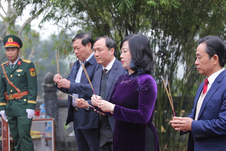 Lễ dâng hương tưởng niệm Đại danh Y Hải Thượng Lãn Ông Lê Hữu Trác- Ảnh 3. Lễ dâng hương tưởng niệm Đại danh Y Hải Thượng Lãn Ông Lê Hữu Trác- Ảnh 3.