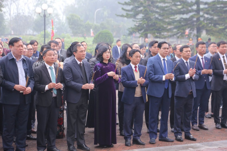 Lễ dâng hương tưởng niệm Đại danh Y Hải Thượng Lãn Ông Lê Hữu Trác- Ảnh 2. Lễ dâng hương tưởng niệm Đại danh Y Hải Thượng Lãn Ông Lê Hữu Trác- Ảnh 2.