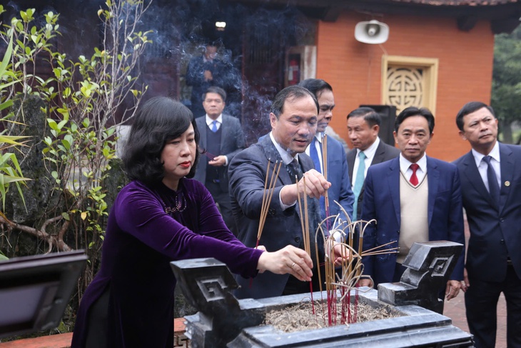 Lễ dâng hương tưởng niệm Đại danh Y Hải Thượng Lãn Ông Lê Hữu Trác- Ảnh 5. Lễ dâng hương tưởng niệm Đại danh Y Hải Thượng Lãn Ông Lê Hữu Trác- Ảnh 5.