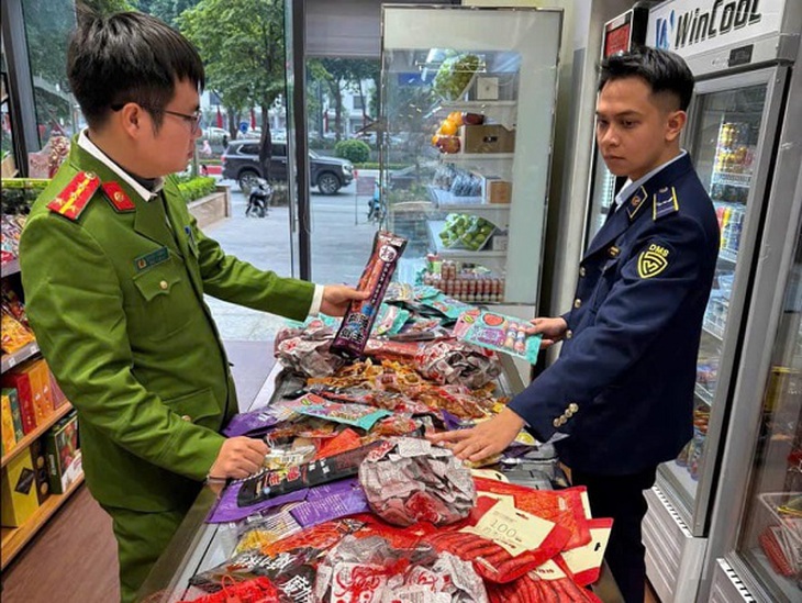 Thực phẩm, mỹ phẩm, thuốc lá điện tử nhập lậu la liệt dịp cận Tết- Ảnh 1.