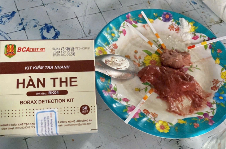 Khởi tố 2 vợ chồng sản xuất gần 1 tấn chả có chứa hàn the- Ảnh 1.
