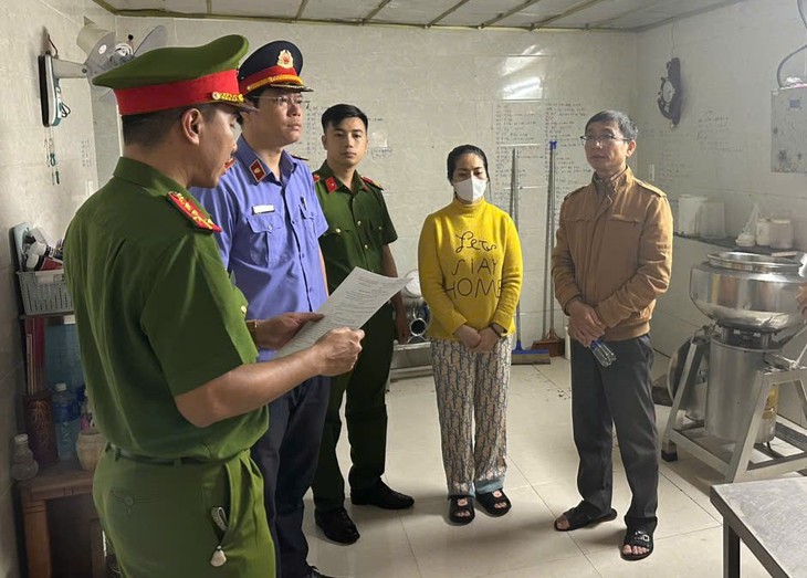 Khởi tố 2 vợ chồng sản xuất gần 1 tấn chả có chứa hàn the- Ảnh 2.