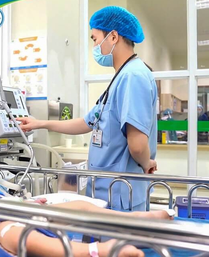 Bệnh nhi 3 tuổi nguy kịch do bị dây mũ áo thắt ngang cổ khi chơi cầu trượt - Ảnh 1.