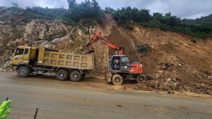 Đèo An Khê tiếp tục sạt lở, hàng nghìn khối đất đá tràn xuống đường- Ảnh 1. Đèo An Khê tiếp tục sạt lở, hàng nghìn khối đất đá tràn xuống đường- Ảnh 1.