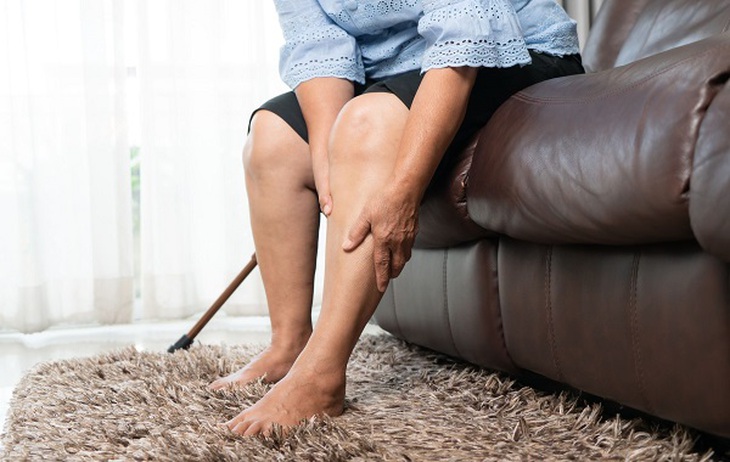 Đau chân khi đi bộ cảnh giác với bệnh động mạch chi dưới- Ảnh 2.