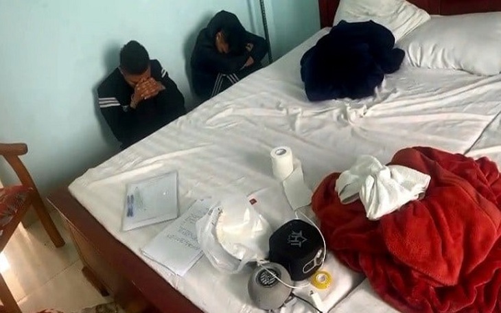 Bắt nhóm đối tượng 3 nam, 2 nữ "bay lắc" trong nhà nghỉ