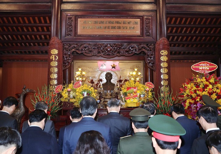 Tổng Bí thư Tô Lâm dâng hương tưởng niệm Chủ tịch Hồ Chí Minh tại Nghệ An- Ảnh 3. Tổng Bí thư Tô Lâm dâng hương tưởng niệm Chủ tịch Hồ Chí Minh tại Nghệ An- Ảnh 3.