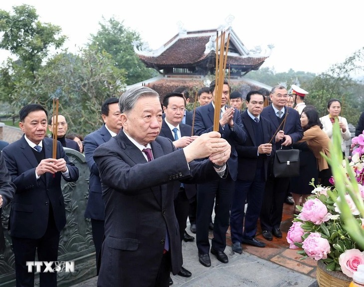 Tổng Bí thư Tô Lâm dâng hương tưởng niệm Chủ tịch Hồ Chí Minh tại Nghệ An- Ảnh 1. Tổng Bí thư Tô Lâm dâng hương tưởng niệm Chủ tịch Hồ Chí Minh tại Nghệ An- Ảnh 1.