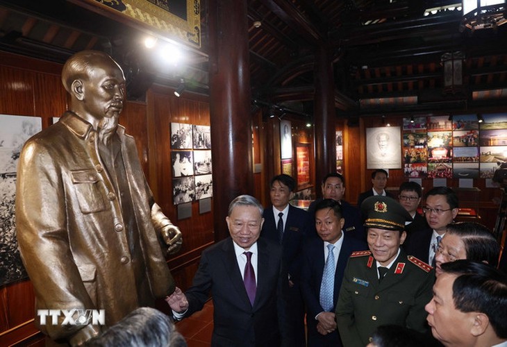 Tổng Bí thư Tô Lâm dâng hương tưởng niệm Chủ tịch Hồ Chí Minh tại Nghệ An- Ảnh 2. Tổng Bí thư Tô Lâm dâng hương tưởng niệm Chủ tịch Hồ Chí Minh tại Nghệ An- Ảnh 2.