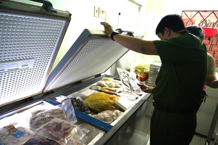 Một tạp hóa ở Bình Thuận chứa hàng tạ trứng gà non, vú heo, gân bò có mùi hôi- Ảnh 2. Một tạp hóa ở Bình Thuận chứa hàng tạ trứng gà non, vú heo, gân bò có mùi hôi- Ảnh 2.