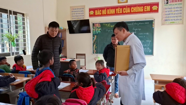 Khám, cấp thuốc dập dịch ghẻ cho đồng bào xã biên giới- Ảnh 3.