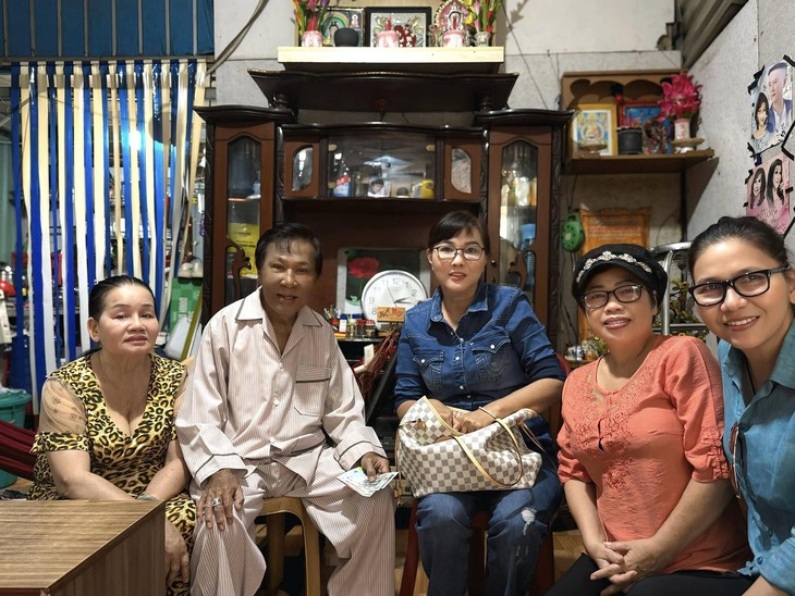 Ông bầu đoàn Hương Biển một thời, tuổi 83 bệnh nặng, kinh tế trông vào vợ rửa bát quán cơm- Ảnh 1. Ông bầu đoàn Hương Biển một thời, tuổi 83 bệnh nặng, kinh tế trông vào vợ rửa bát quán cơm- Ảnh 1.