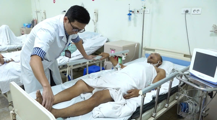 Người đàn ông liệt hai chân vì thói quen gác chân lên táp-lô xe ô tô- Ảnh 1. Người đàn ông liệt hai chân vì thói quen gác chân lên táp-lô xe ô tô- Ảnh 1.
