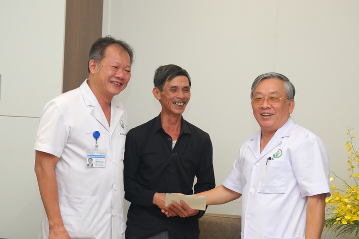 Cuộc hội ngộ xúc động sau 14 năm của người đàn ông được ghép gan từ người cho chết não đầu tiên tại Việt Nam - Ảnh 1. Cuộc hội ngộ xúc động sau 14 năm của người đàn ông được ghép gan từ người cho chết não đầu tiên tại Việt Nam - Ảnh 1.