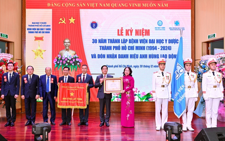 Bệnh viện Đại học Y Dược TPHCM đón nhận danh hiệu Anh hùng Lao động