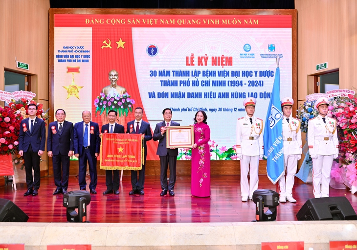 Bệnh viện Đại học Y Dược TPHCM đón nhận danh hiệu Anh hùng Lao động- Ảnh 1. Bệnh viện Đại học Y Dược TPHCM đón nhận danh hiệu Anh hùng Lao động- Ảnh 1.