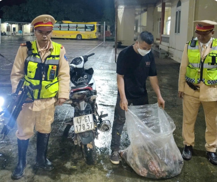 Bắt gã đàn ông bắn chết động vật quý hiếm rồi mang đi tiêu thụ- Ảnh 2. Bắt gã đàn ông bắn chết động vật quý hiếm rồi mang đi tiêu thụ- Ảnh 2.