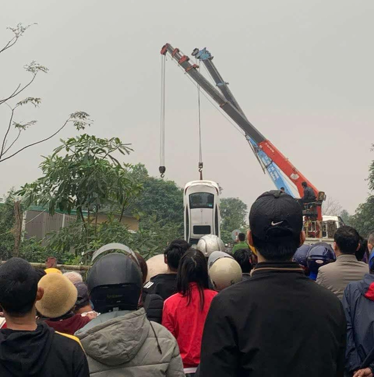 Bàng hoàng phát hiện ô tô lật ngửa dưới sông, hai người tử vong- Ảnh 2. Bàng hoàng phát hiện ô tô lật ngửa dưới sông, hai người tử vong- Ảnh 2.