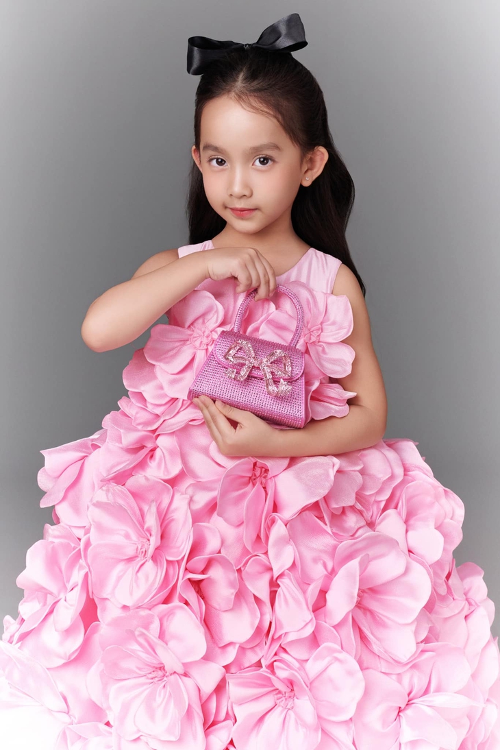 5 tuổi, con gái Đỗ Mạnh Cường đã sở hữu bộ sưu tập túi hiệu màu hồng đắt giá- Ảnh 5. 5 tuổi, con gái Đỗ Mạnh Cường đã sở hữu bộ sưu tập túi hiệu màu hồng đắt giá- Ảnh 5.