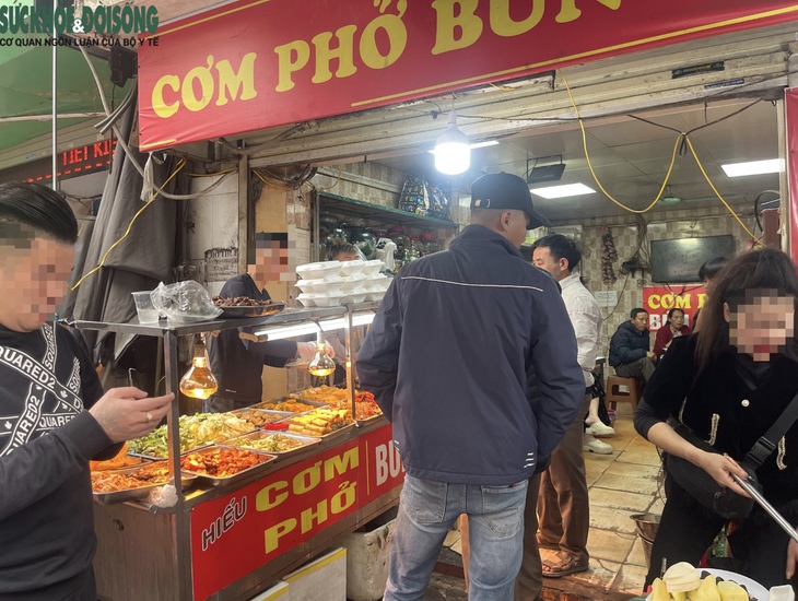 Lập biên bản vi phạm với quán ăn bị tố 'chặt chém' suất cơm 100.000 đồng, bát phở 90.000 đồng- Ảnh 1. Lập biên bản vi phạm với quán ăn bị tố 'chặt chém' suất cơm 100.000 đồng, bát phở 90.000 đồng- Ảnh 1.