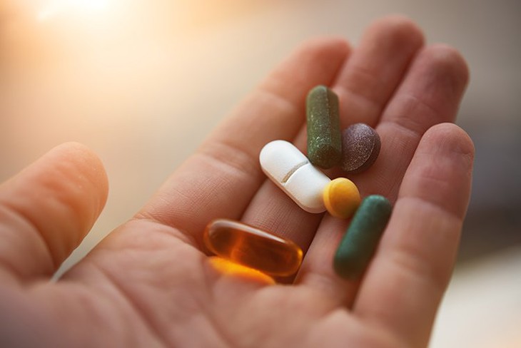 Thời điểm uống vitamin trước hay sau bữa ăn để hấp thu tốt hơn?- Ảnh 1.
