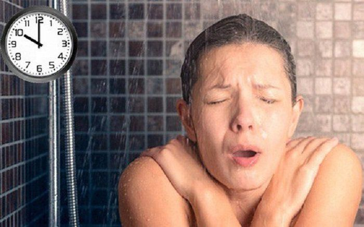 Người bệnh tăng huyết áp tắm sai cách, dễ đột quỵ- Ảnh 1. Người bệnh tăng huyết áp tắm sai cách, dễ đột quỵ- Ảnh 1.