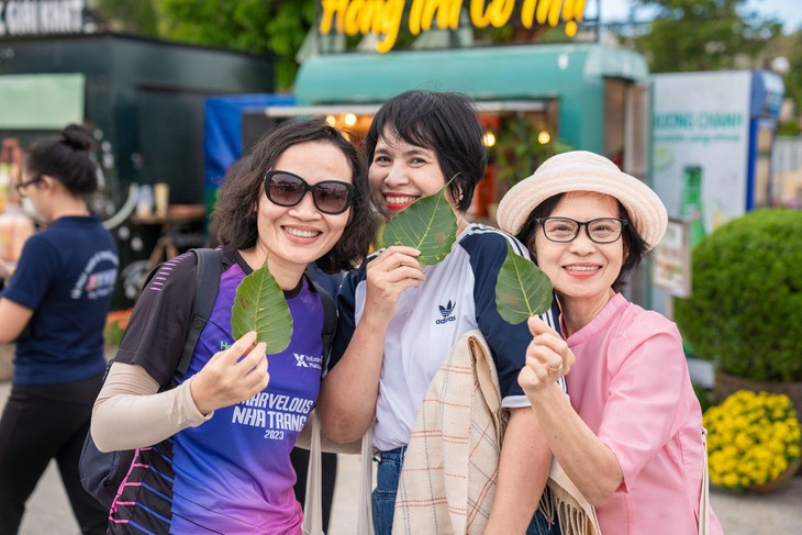 Du khách thích thú check-in với 1.200 ngọn đèn đăng nghệ thuật tại núi Bà Đen- Ảnh 5. Du khách thích thú check-in với 1.200 ngọn đèn đăng nghệ thuật tại núi Bà Đen- Ảnh 5.