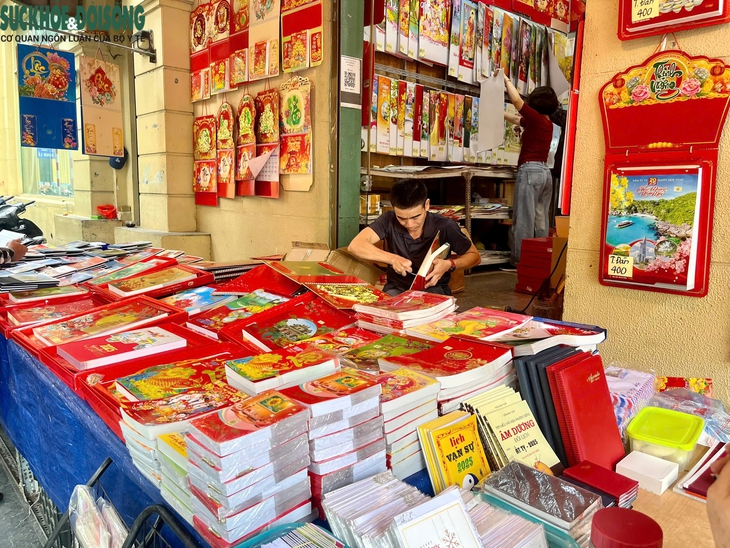 Nhộn nhịp mùa lịch Ất Tỵ 2025- Ảnh 2. Nhộn nhịp mùa lịch Ất Tỵ 2025- Ảnh 2.