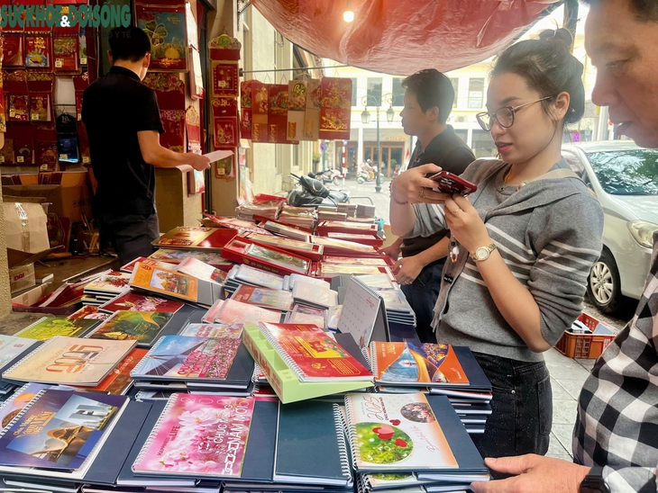 Nhộn nhịp mùa lịch Ất Tỵ 2025- Ảnh 5. Nhộn nhịp mùa lịch Ất Tỵ 2025- Ảnh 5.