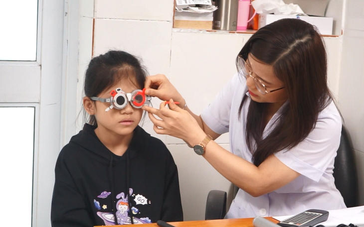 Trẻ cận thị có nên đeo kính thường xuyên?