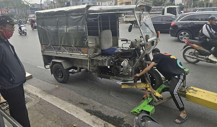 Tạm giữ xe ba bánh tự chế chở ‘cột điện’ trên đường Giải Phóng- Ảnh 2. Tạm giữ xe ba bánh tự chế chở ‘cột điện’ trên đường Giải Phóng- Ảnh 2.