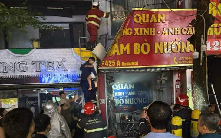 Hà Nội: Cứu 3 người thoát khỏi đám cháy nhà dân