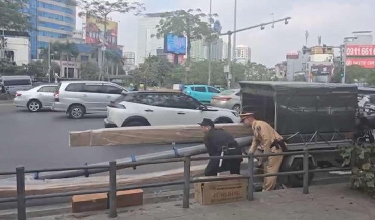 Tạm giữ xe ba bánh tự chế chở ‘cột điện’ trên đường Giải Phóng- Ảnh 1. Tạm giữ xe ba bánh tự chế chở ‘cột điện’ trên đường Giải Phóng- Ảnh 1.