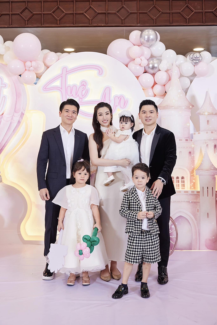 Cặp song sinh nhà anh chồng Hoa hậu Đỗ Mỹ Linh tuổi lên 5 xinh xắn, đáng yêu- Ảnh 8.