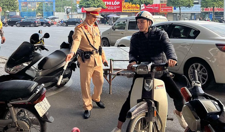 Tạm giữ xe ba bánh tự chế chở ‘cột điện’ trên đường Giải Phóng- Ảnh 3. Tạm giữ xe ba bánh tự chế chở ‘cột điện’ trên đường Giải Phóng- Ảnh 3.