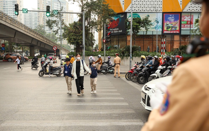 Mô hình ‘Ngã tư an toàn’ được công an Hà Nội triển khai tại những nút giao thông nào?