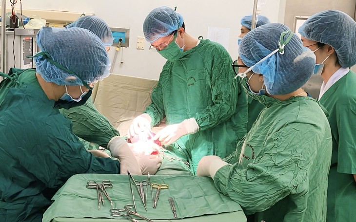 Cứu sống sản phụ phong huyết tử cung rau kèm rối loạn đông máu nặng
