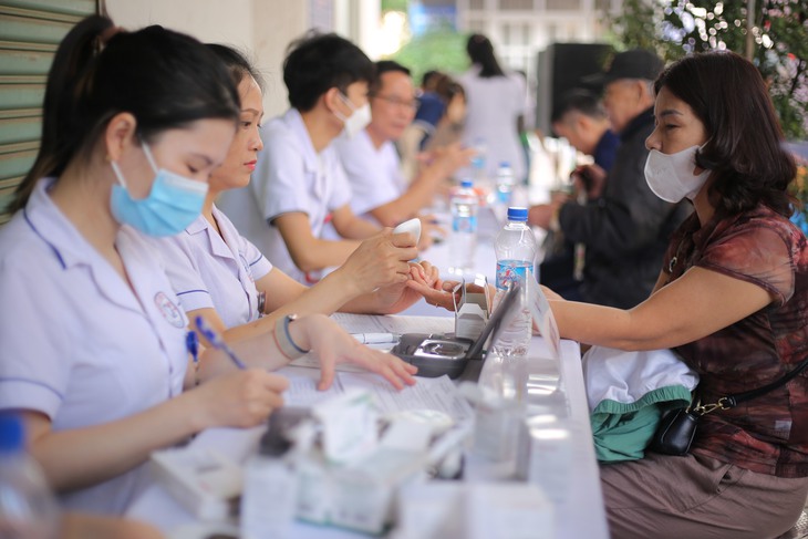 Khám sàng lọc, tư vấn đái tháo đường cho hơn 200 người dân TP Vinh- Ảnh 3.