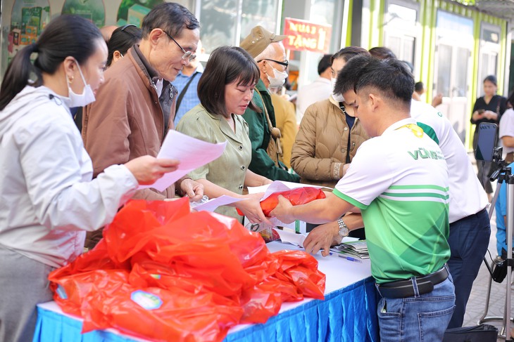 Khám sàng lọc, tư vấn đái tháo đường cho hơn 200 người dân TP Vinh- Ảnh 5.