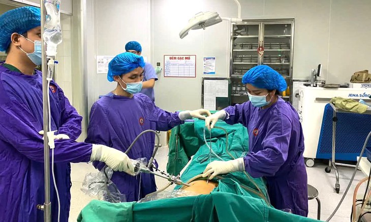 Bệnh nhi 14 tuổi bị lồng ruột hiếm gặp- Ảnh 1.