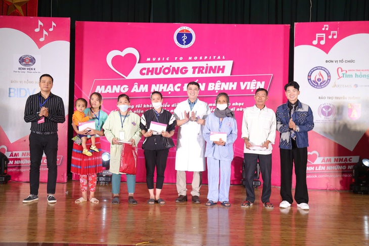 Hàng trăm bệnh nhân ung thư được xoa dịu những cơn đau bằng chương trình “Mang âm nhạc đến bệnh viện’- Ảnh 1. Hàng trăm bệnh nhân ung thư được xoa dịu những cơn đau bằng chương trình “Mang âm nhạc đến bệnh viện’- Ảnh 1.