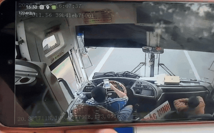 Video tài xế thản nhiên xem điện thoại, điều khiển xe bằng khuỷu tay trên cao tốc