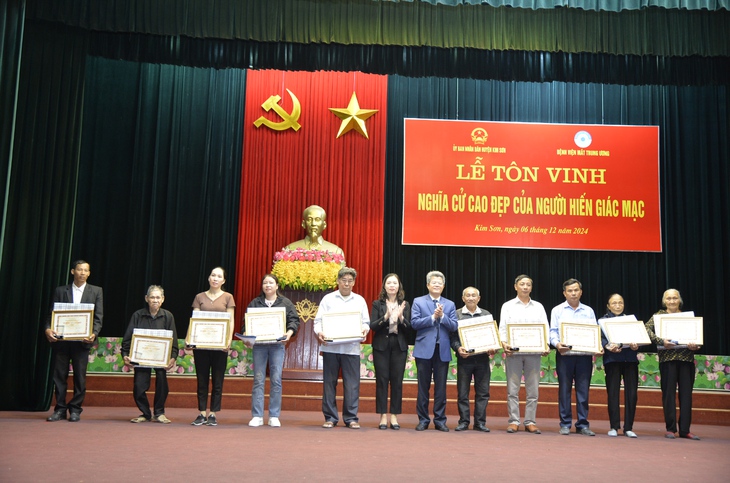 'Nếu không có những nghĩa cử cao đẹp ấy, tôi sẽ không bao giờ thấy lại được ánh sáng'- Ảnh 1. 'Nếu không có những nghĩa cử cao đẹp ấy, tôi sẽ không bao giờ thấy lại được ánh sáng'- Ảnh 1.