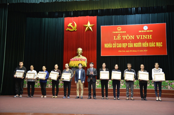 'Nếu không có những nghĩa cử cao đẹp ấy, tôi sẽ không bao giờ thấy lại được ánh sáng'- Ảnh 4. 'Nếu không có những nghĩa cử cao đẹp ấy, tôi sẽ không bao giờ thấy lại được ánh sáng'- Ảnh 4.