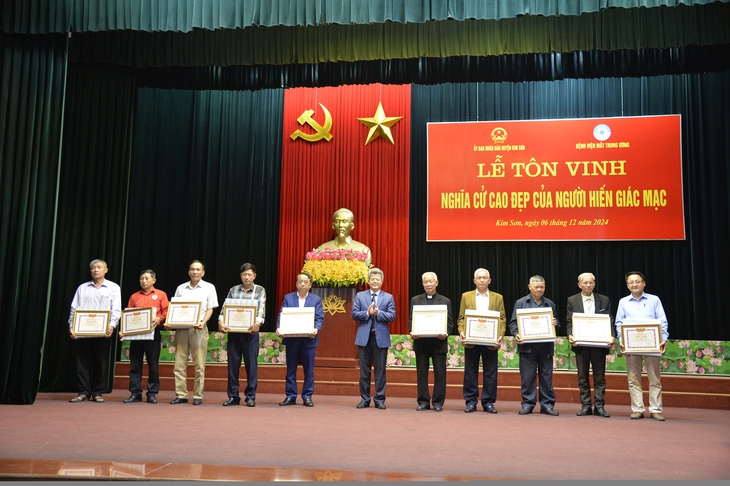 'Nếu không có những nghĩa cử cao đẹp ấy, tôi sẽ không bao giờ thấy lại được ánh sáng'- Ảnh 5. 'Nếu không có những nghĩa cử cao đẹp ấy, tôi sẽ không bao giờ thấy lại được ánh sáng'- Ảnh 5.