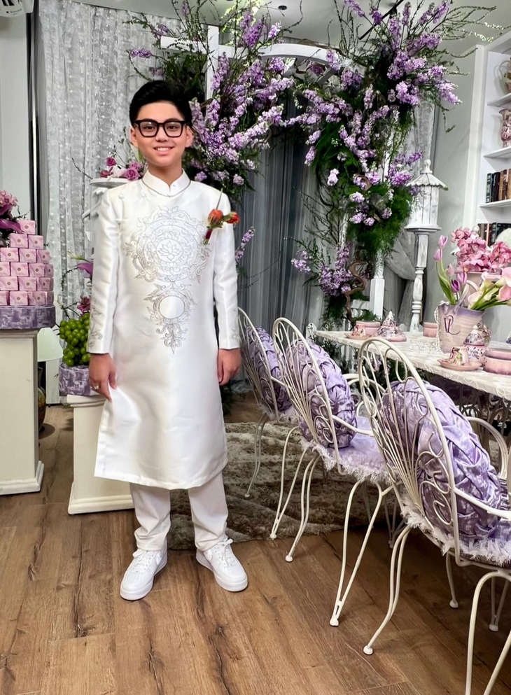 Con riêng 11 tuổi của chồng Hoa hậu Khánh Vân xuất hiện trong lễ ăn hỏi- Ảnh 1. Con riêng 11 tuổi của chồng Hoa hậu Khánh Vân xuất hiện trong lễ ăn hỏi- Ảnh 1.