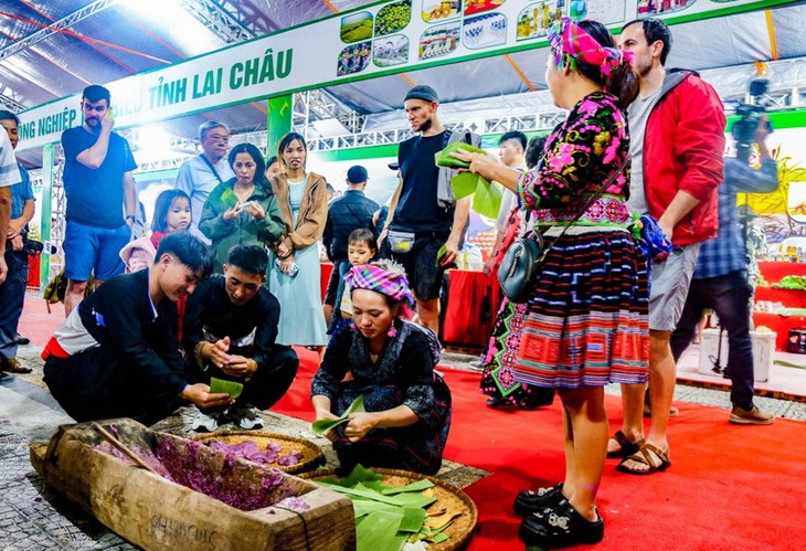 Khép lại Tuần Văn hóa – Du lịch Lai Châu: Nhiều nét đẹp văn hóa Lai Châu ghi dấu trong lòng du khách- Ảnh 3. Khép lại Tuần Văn hóa – Du lịch Lai Châu: Nhiều nét đẹp văn hóa Lai Châu ghi dấu trong lòng du khách- Ảnh 3.